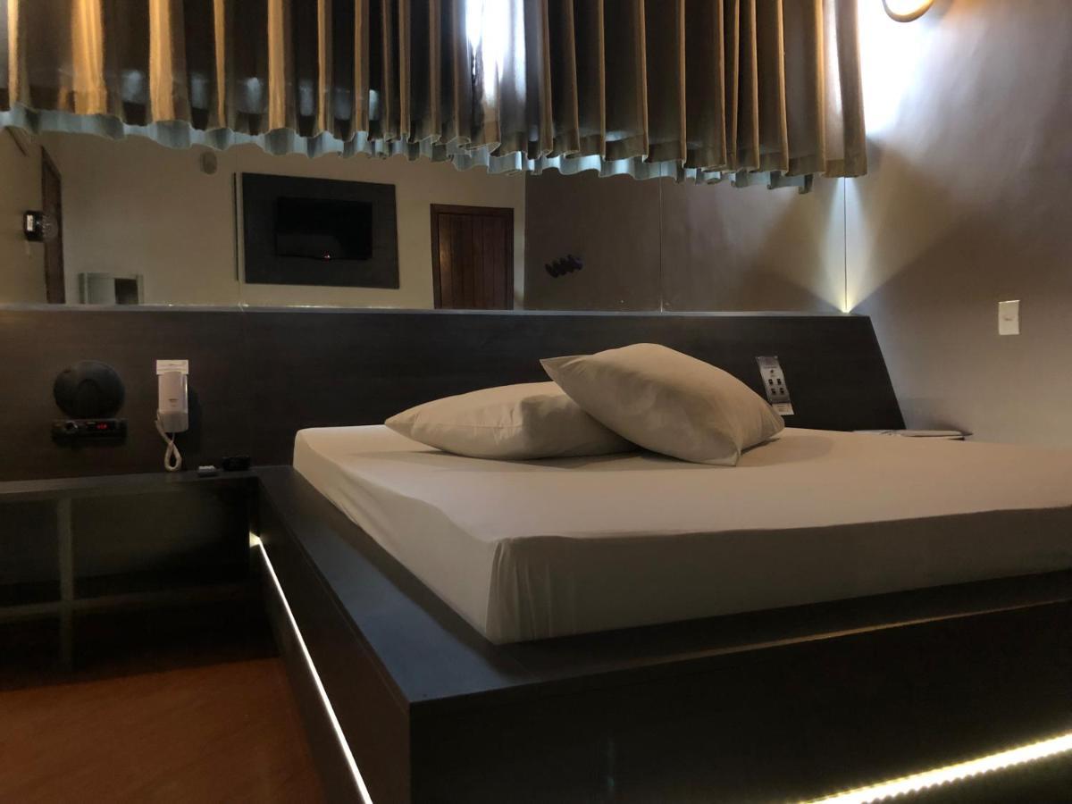 Status Motel เบโลโอรีซอนชี ภายนอก รูปภาพ