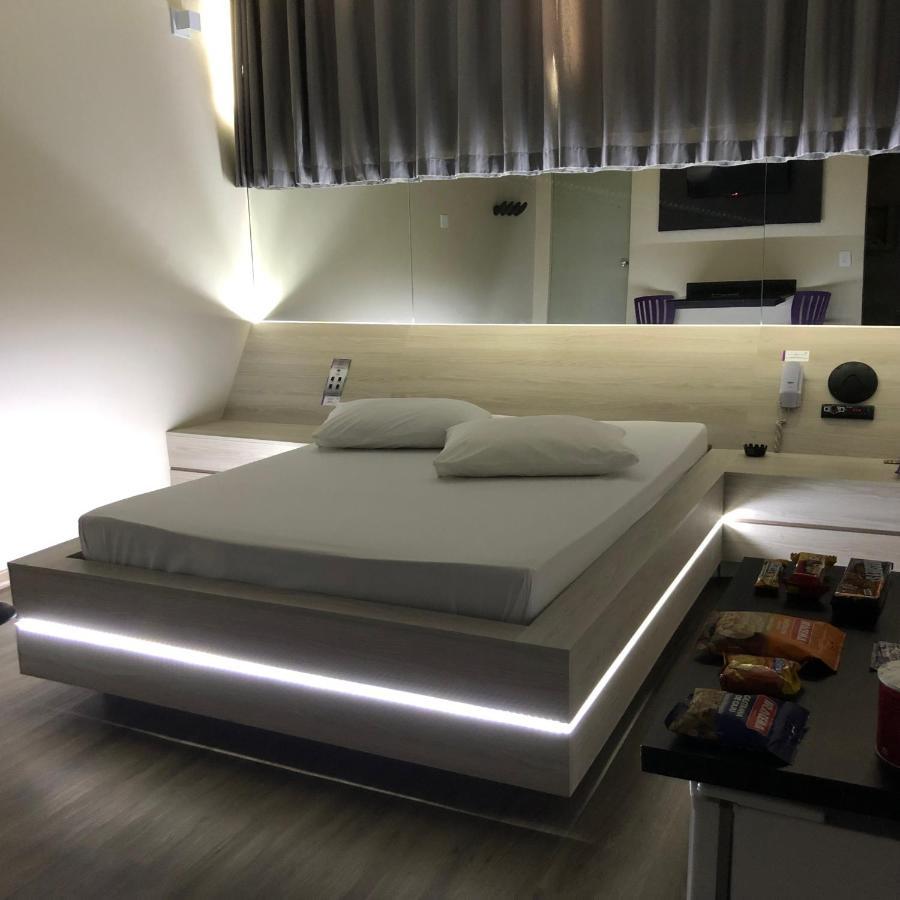 Status Motel เบโลโอรีซอนชี ภายนอก รูปภาพ